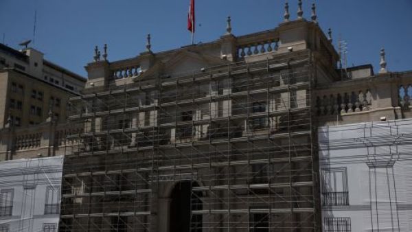 Municipalidad de Santiago paraliza las obras de construcción en La Moneda
