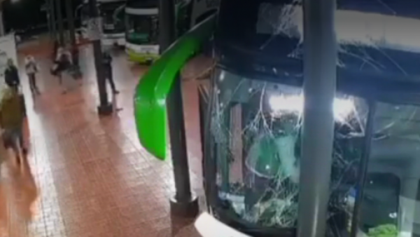 Insólito choque de bus de pasajeros con poste en terminal de Los Ángeles
