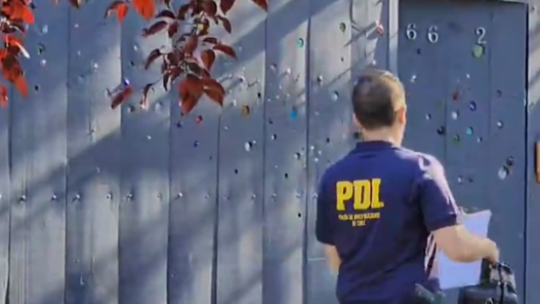 <p>PERIDICIAS DE LA PDI EN CASA DEL CRIMEN DE EDUARDO CRUZ COKE </p>Caso Cruz Coke: ¿Qué busca la PDI con las nuevas precias en la casa del homicidio?
