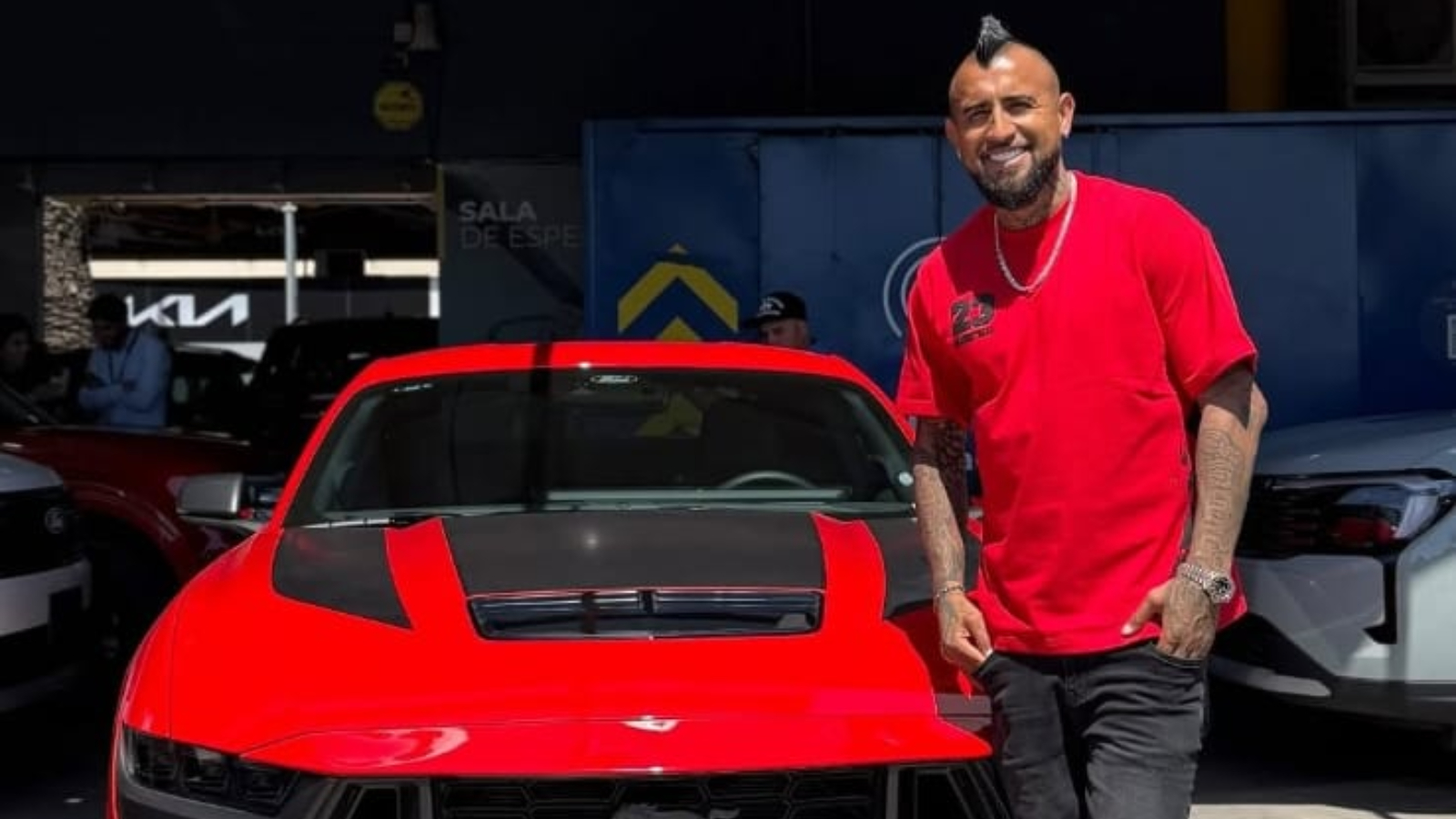 Arturo Vidal junto a un Ford Mustang Dark Horse