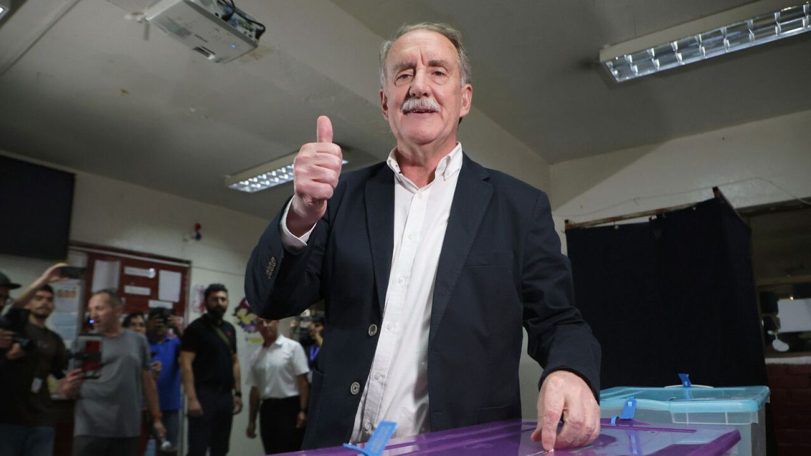 Artés condiciona apoyo a Jara en segunda vuelta: "Tiene que cambiar su programa"
