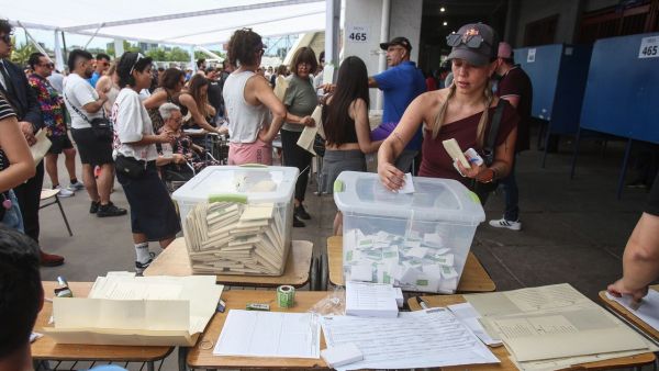 Elecciones 2025: ¿A qué hora cierran las mesas de votación?
