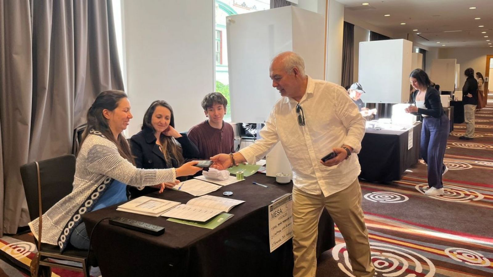 hombre frente a mesa sufragando.