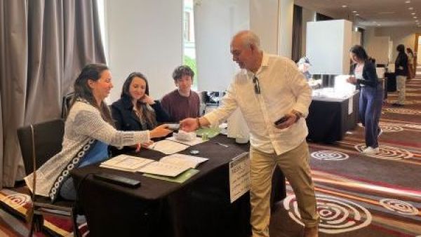 <p>hombre frente a mesa sufragando.</p>Elecciones 2025: Nueva Zelanda se convierte en el primer país en emitir votos en el extranjero
