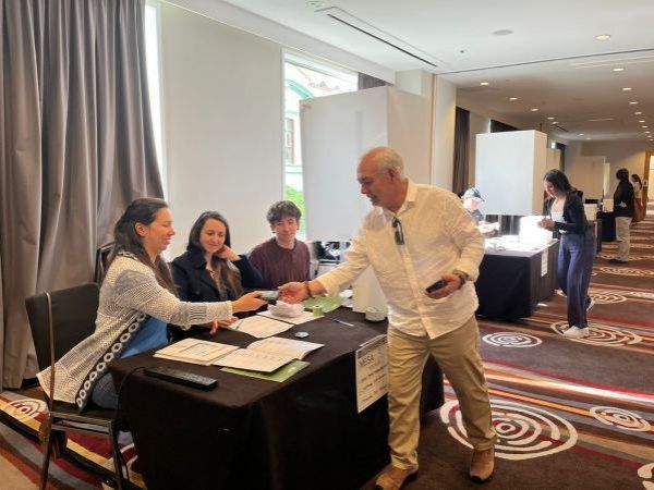 hombre frente a mesa sufragando.