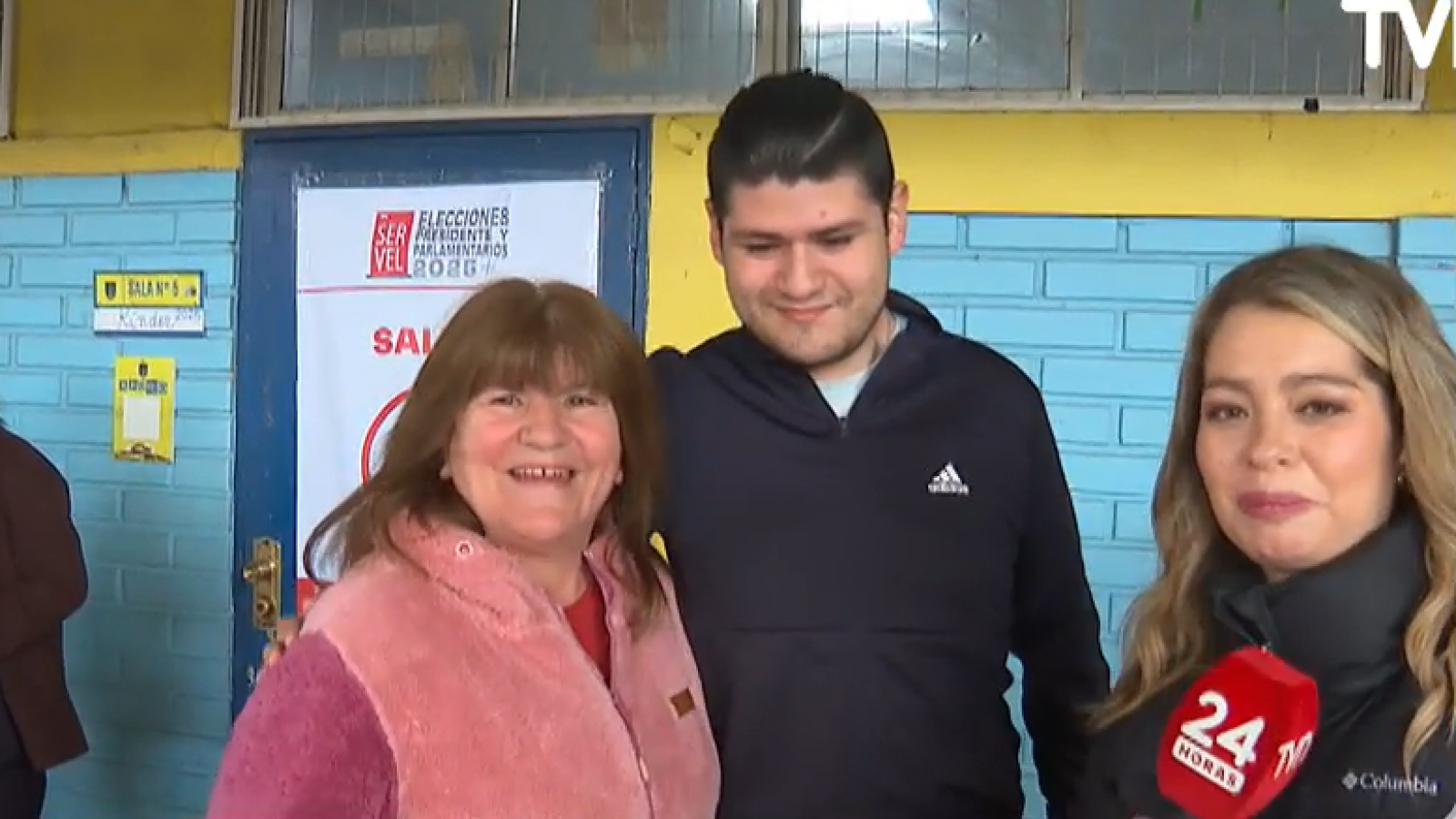 "El más regalón de las elecciones": Está de cumpleaños y vino a acompañar a su hijo que es vocal de mesa
