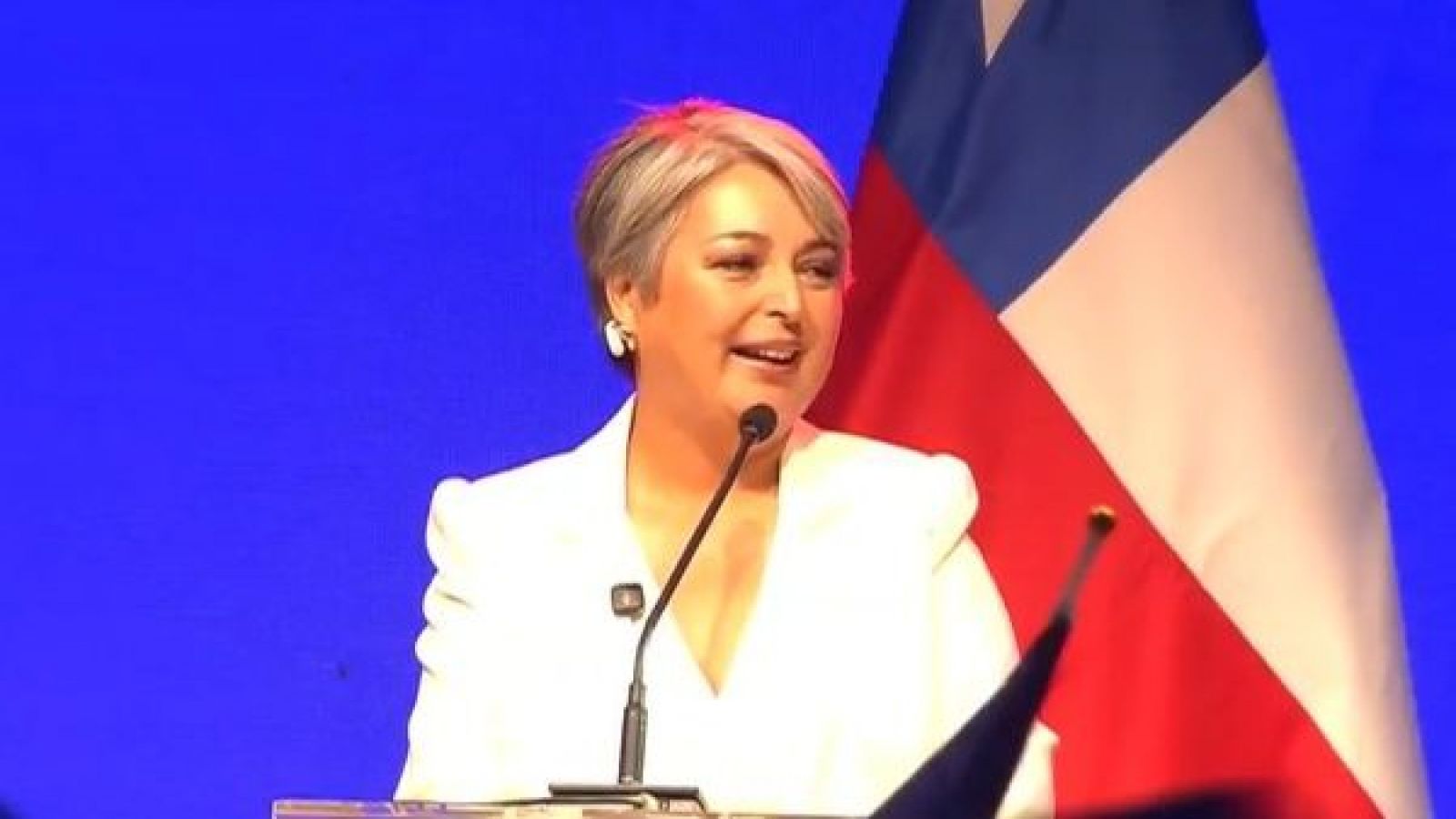 Jeannette Jara se refiere a su paso a segunda vuelta: "La democracia hay que cuidarla y valorarla"
