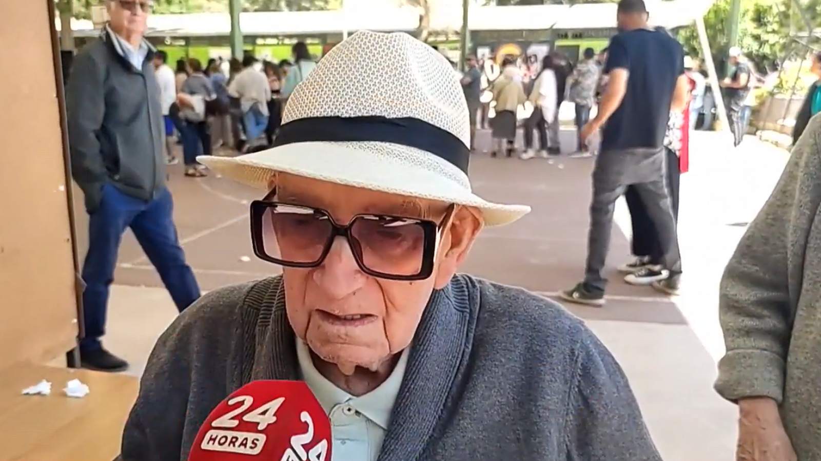 Votación centenaria: Tiene 102 años y llegó para sufragar en las elecciones 2025
