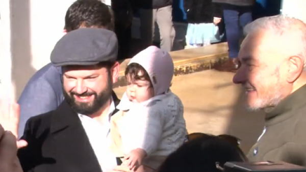 <p>Presidente Gabriel Boric en las elecciones en Punta Arenas </p>Acompañado por su hija: Presidente Boric llega a su local de votación en Punta Arenas
