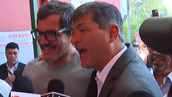 "¿No es él, verdad?": La particular broma de Franco Parisi al llegar a su local de votación
