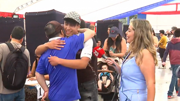 <p>Hinchas de la Universidad de Chile y Colo Colo se abrazan en las elecciones </p>Un ejemplo de convivencia: El abrazo "BullAlbo" que se celebró en Maipú
