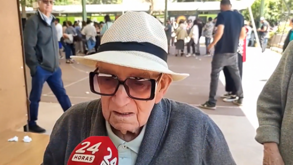Votación centenaria: Tiene 102 años y llegó para sufragar en las elecciones 2025
