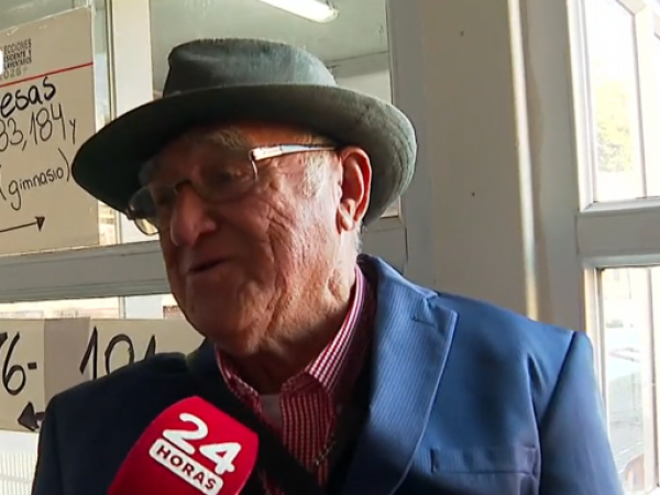 Adulto mayor como vocal de mesa en Talcahuano