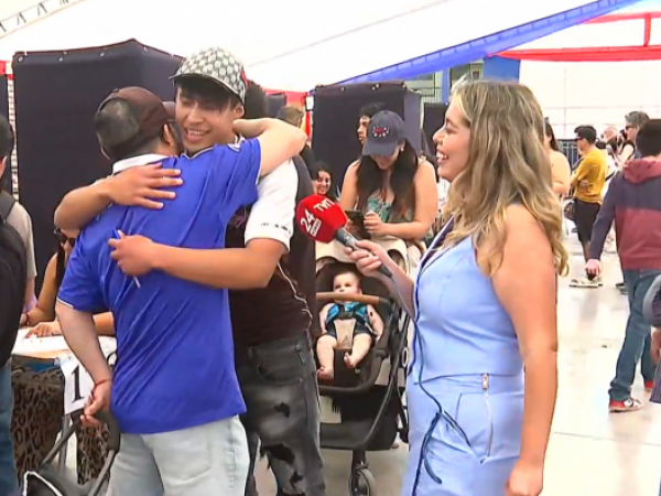 Hinchas de la Universidad de Chile y Colo Colo se abrazan en las elecciones