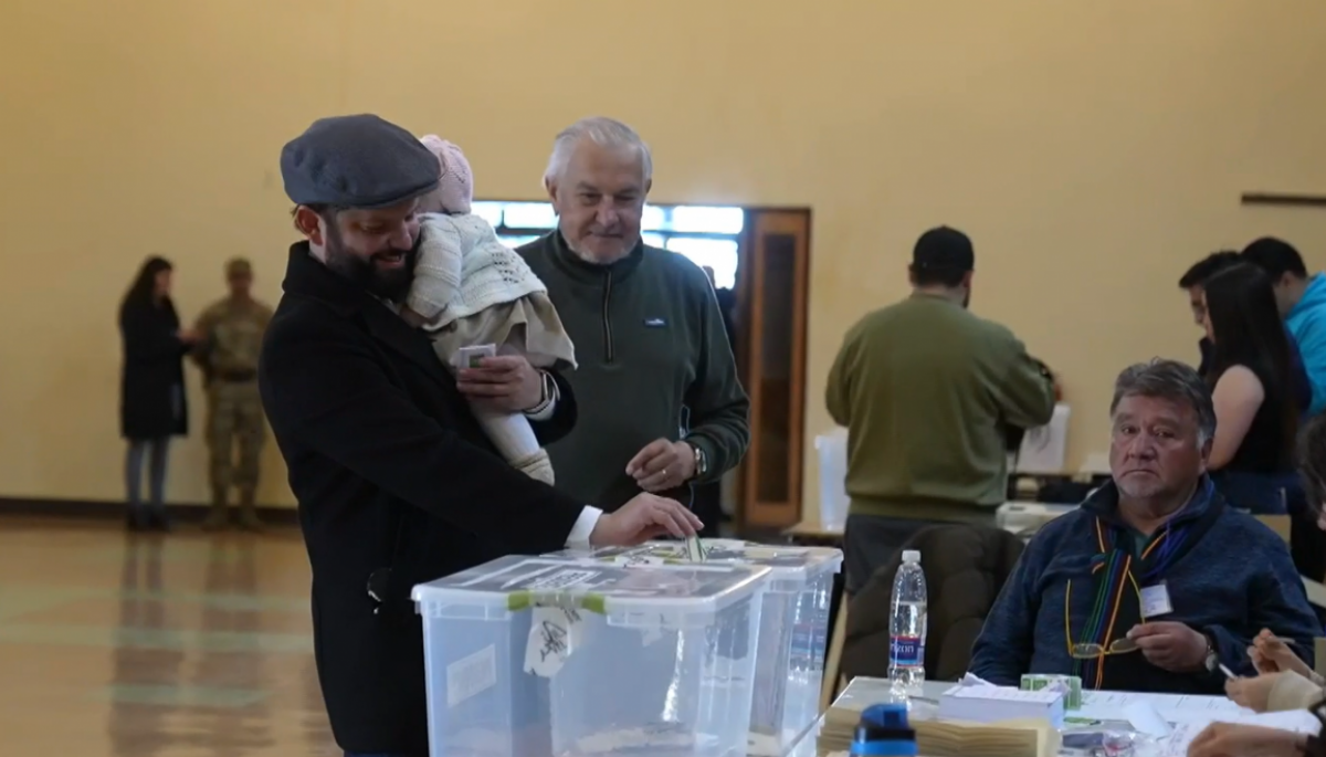 Así fue la votación del Presidente Boric en Punta Arenas | TVN