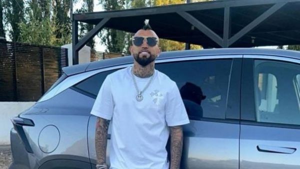 Tuvo problemas con la papeleta: Arturo Vidal protagoniza chascarro en plena votación
