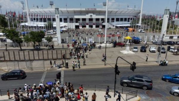 Temperaturas y voto obligatorio generaron largas filas en locales de votación
