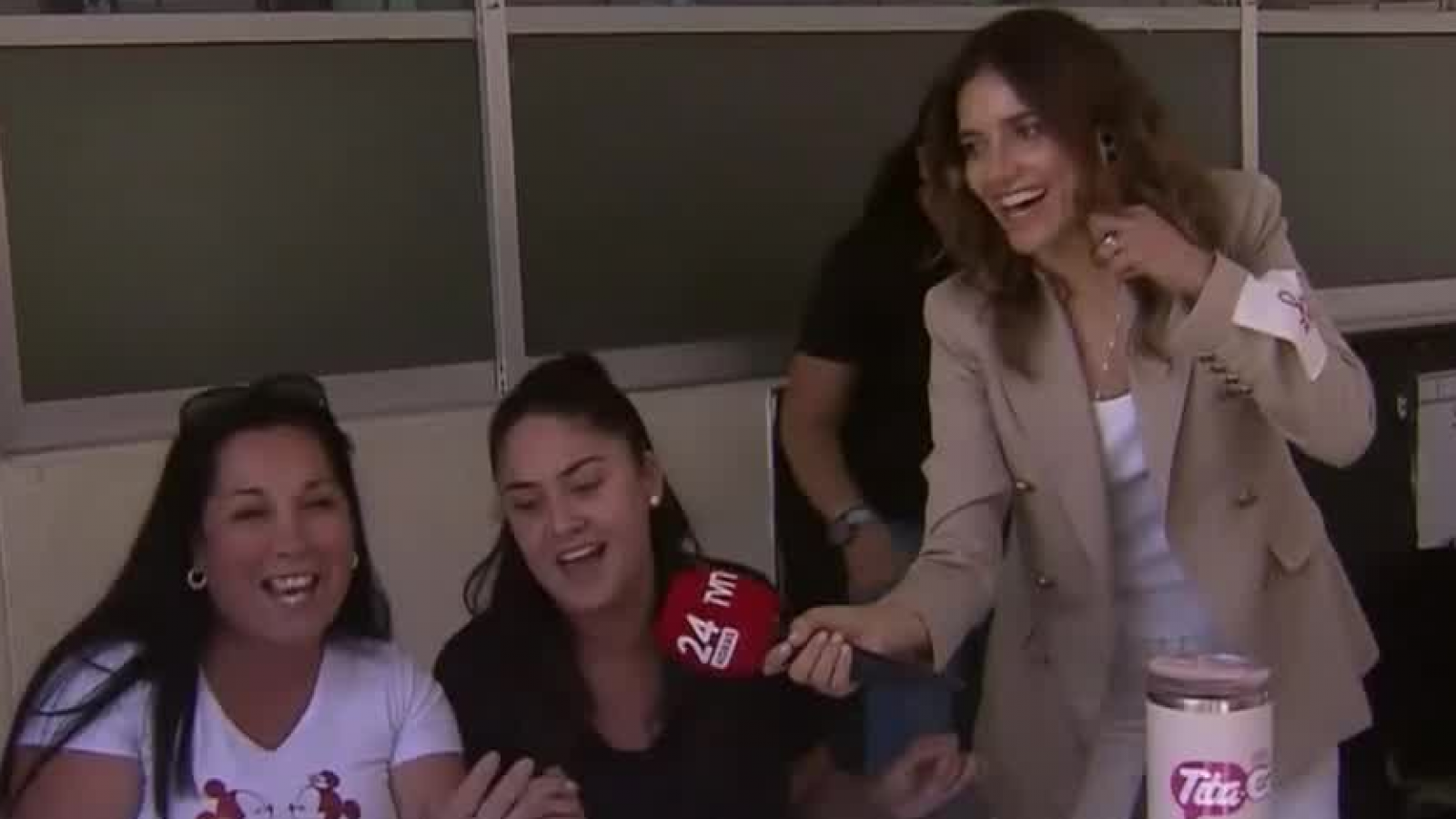 Tienen un grito y regalan dulces: Mari e Ina conocieron "la mesa más prendida de Chile"
