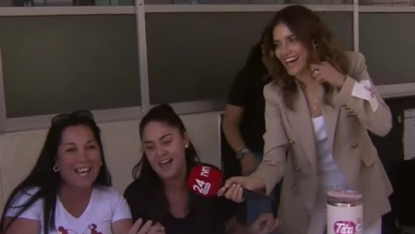 Tienen un grito y regalan dulces: Mari e Ina conocieron "la mesa más prendida de Chile"
