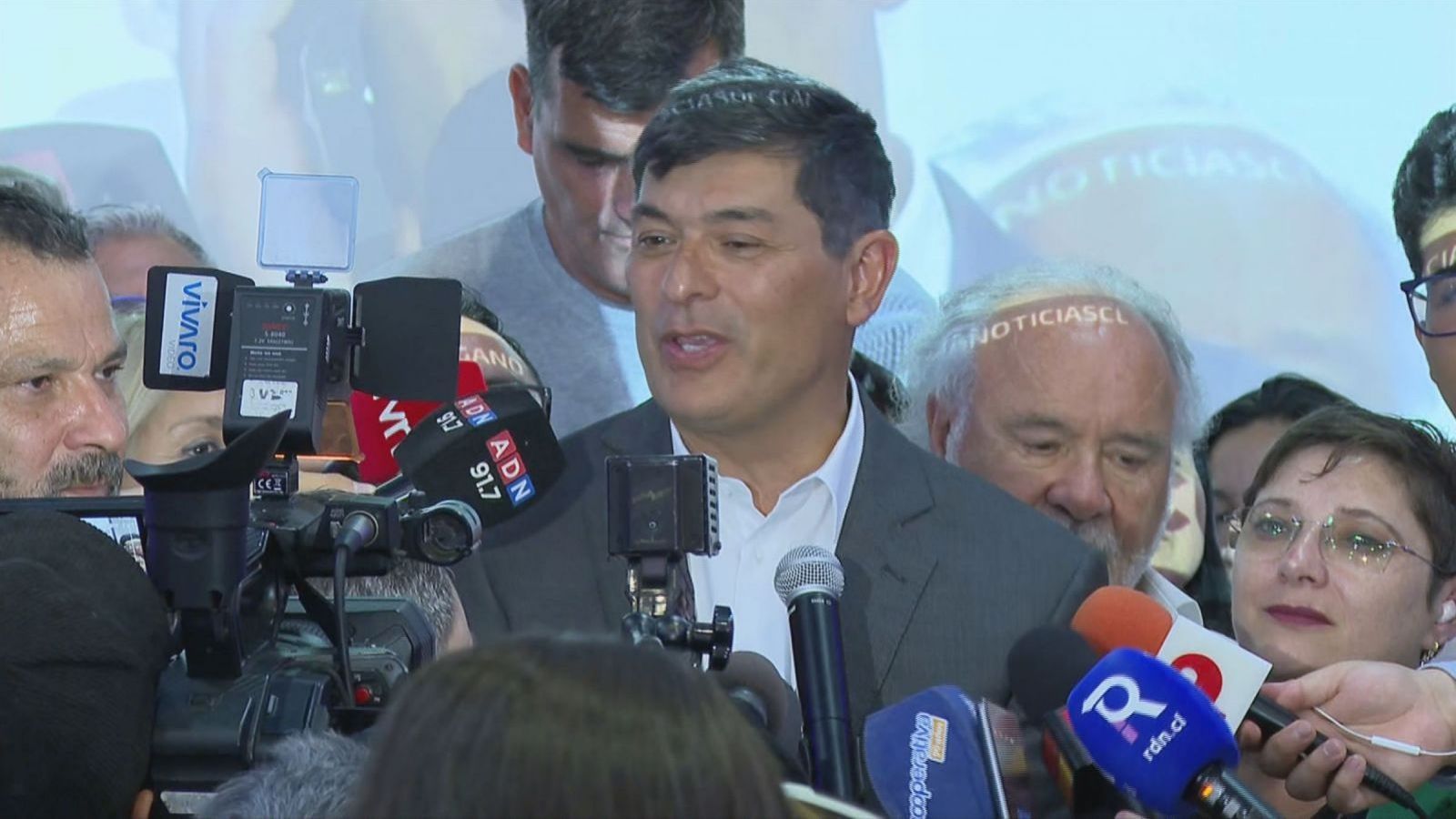 Parisi arremete contra las encuestas y advierte que "no firmo cheques en blanco a nadie"
