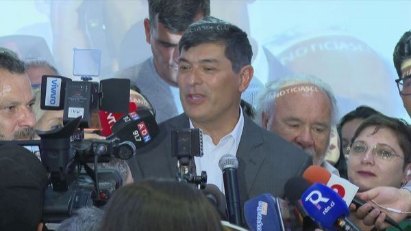 Parisi arremete contra las encuestas y advierte que "no firmo cheques en blanco a nadie"
