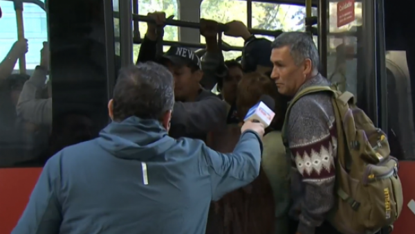 <p>Cierre de estaciones del metro de santiago</p>Colapso de paradero y gente molesta: Las consecuencias del cierre de estaciones del Metro
