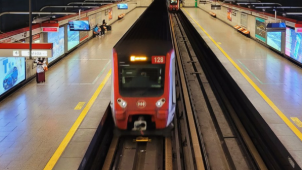 Línea 1: Metro de Santiago cierra varias estaciones por persona en las vías
