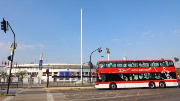 <p>Bus del sistema RED pasando por las afueras del Estadio Nacional.</p>¿Vas al concierto de Oasis? Sistema RED y Metro de Santiago reforzarán sus servicios
