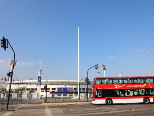 Bus del sistema RED pasando por las afueras del Estadio Nacional.