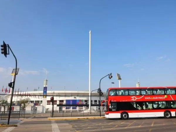 Bus del sistema RED pasando por las afueras del Estadio Nacional.