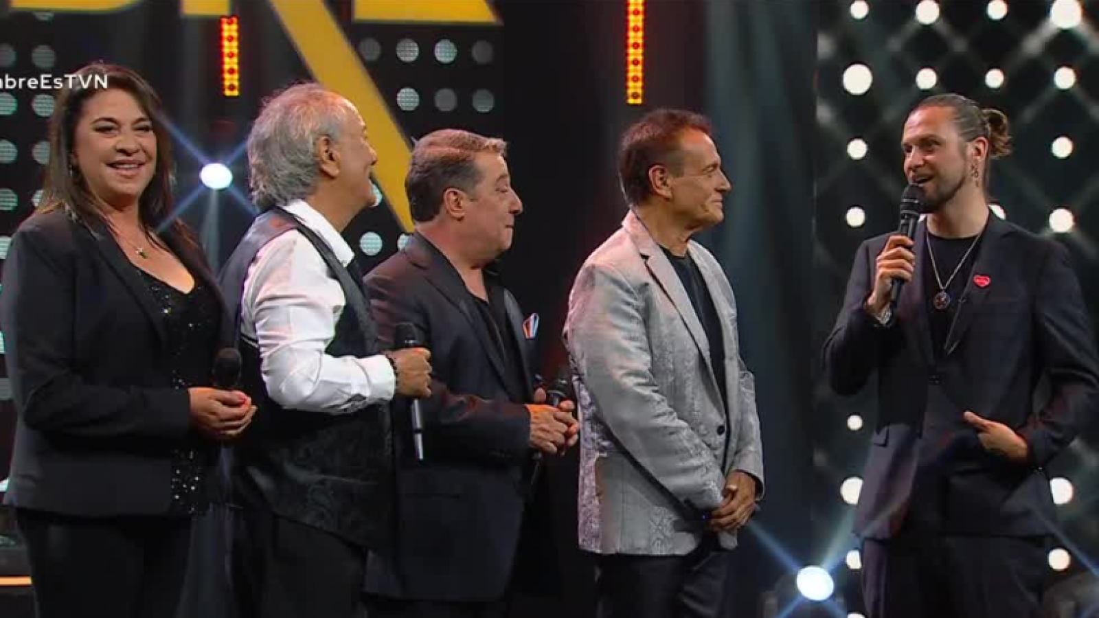 "Voces en Vinilo" abrió la noche en Mi Nombre Es con puros éxitos del recuerdo
