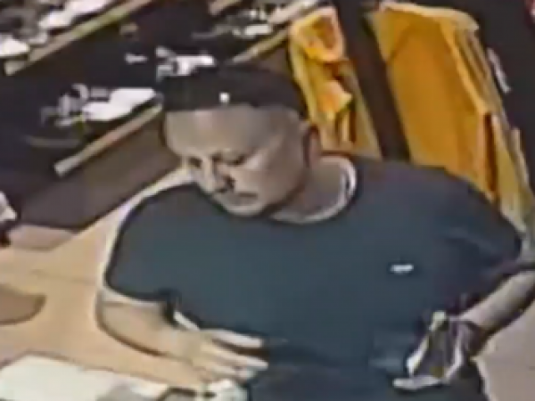 Amigo de piloto comprando zapatillas con tarjetas de crédito