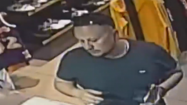 <p>Amigo de piloto comprando zapatillas con tarjetas de crédito</p>Le regaló zapatillas al vendedor: Los inéditos registros de las compras de amigo de piloto tras su muerte
