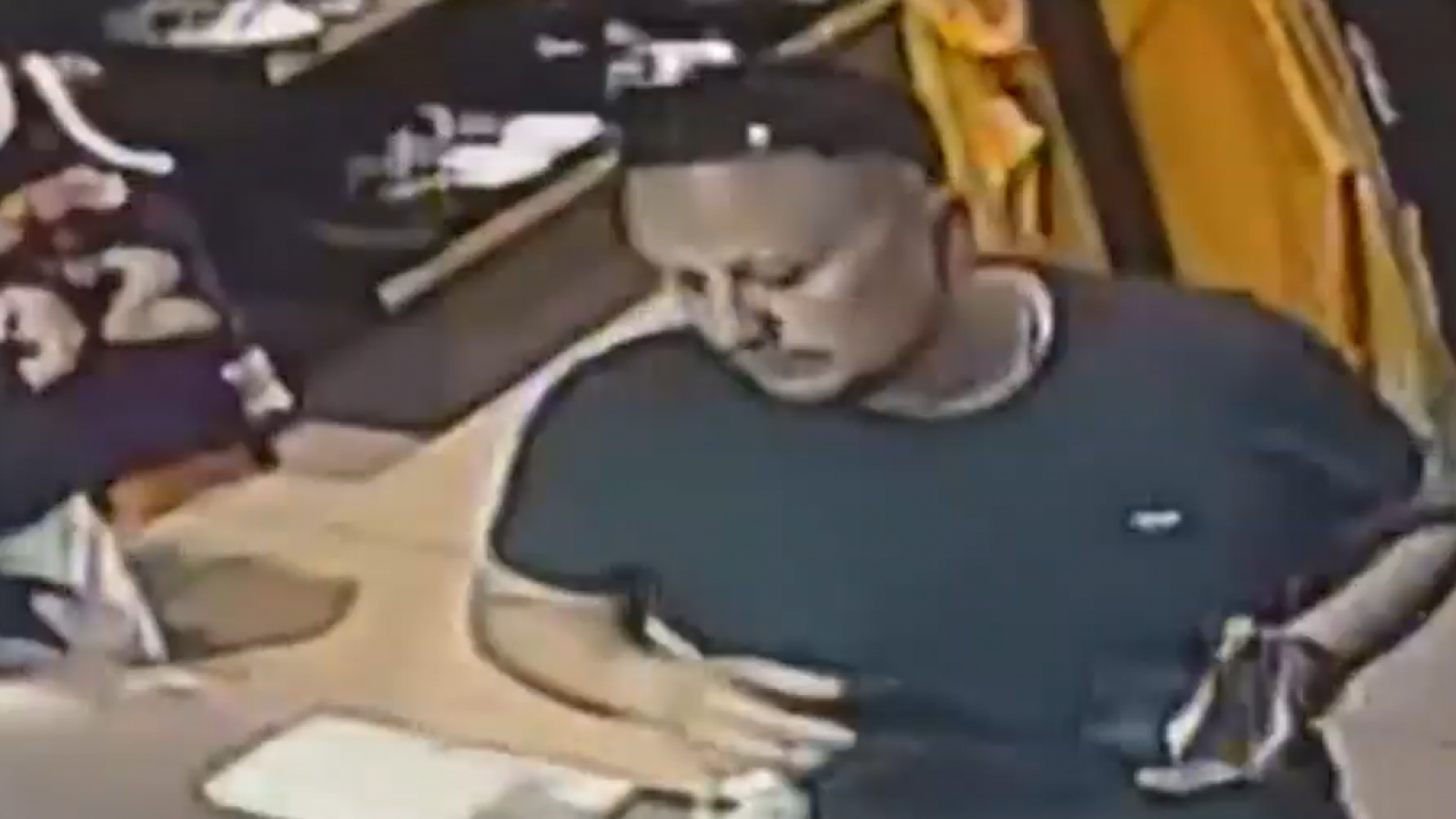 <p>Amigo de piloto comprando zapatillas con tarjetas de crédito</p>
