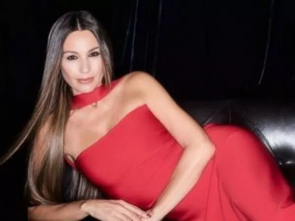 Deslumbró en alfombra roja: Pampita sorprende con radical cambio de look