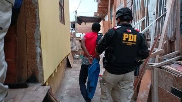 Policía de Investigaciones llevándose detenido a sujeto