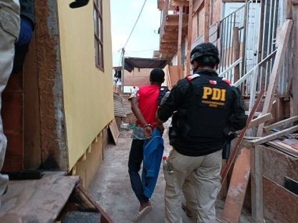 Policía de Investigaciones llevándose detenido a sujeto