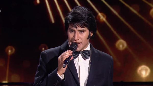 Sandro emocionó al público interpretando “Penas”
