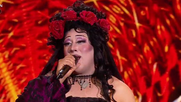 El estilo y el glamour de Cher en "Mi Nombre Es"

