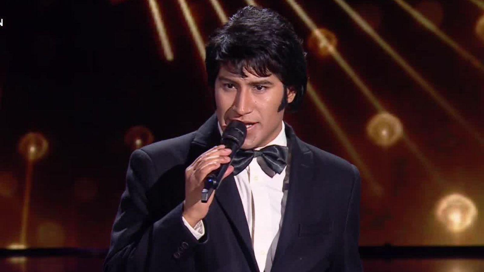 Sandro emocionó al público interpretando “Penas”
