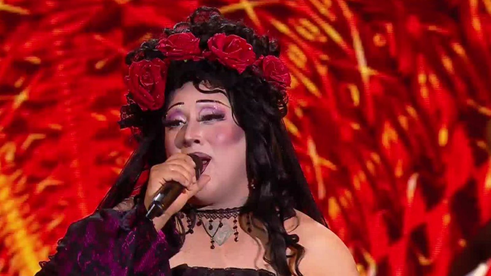 El estilo y el glamour de Cher en "Mi Nombre Es"
