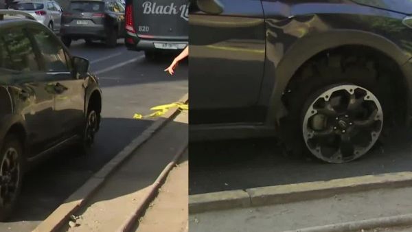<p>Auto abandonado tras atropello a carabinero en fiscalización</p>Carabinero es atropellado tras fiscalización cerca de La Moneda

