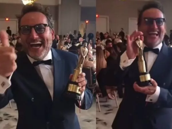 Daniel Fuenzalida junto al premio Martín Fierro Latino de 