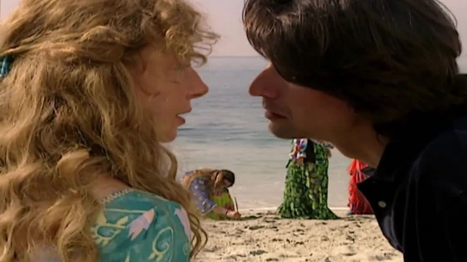 ¿Beso o brindis?: Mira el momento de este lunes de "Romané"
