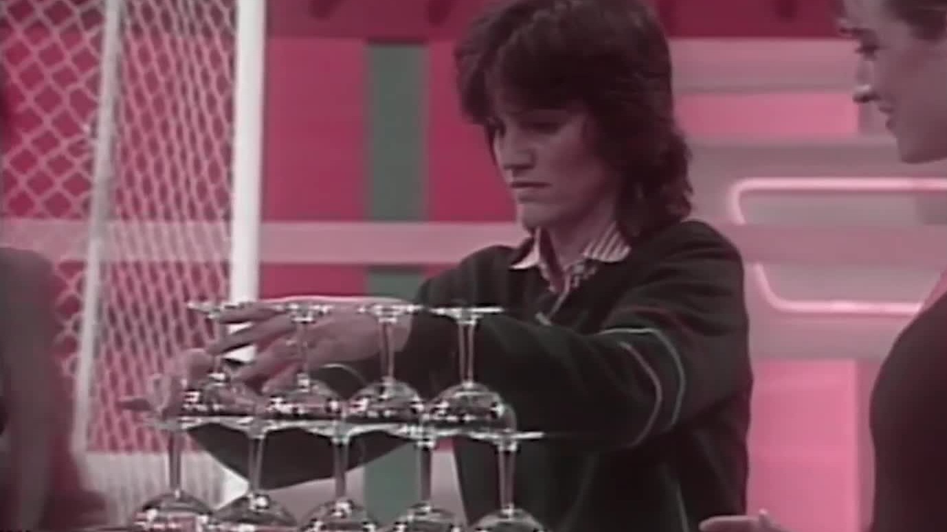 Participante en concurso de apilar copas en programa A Como de Lugar