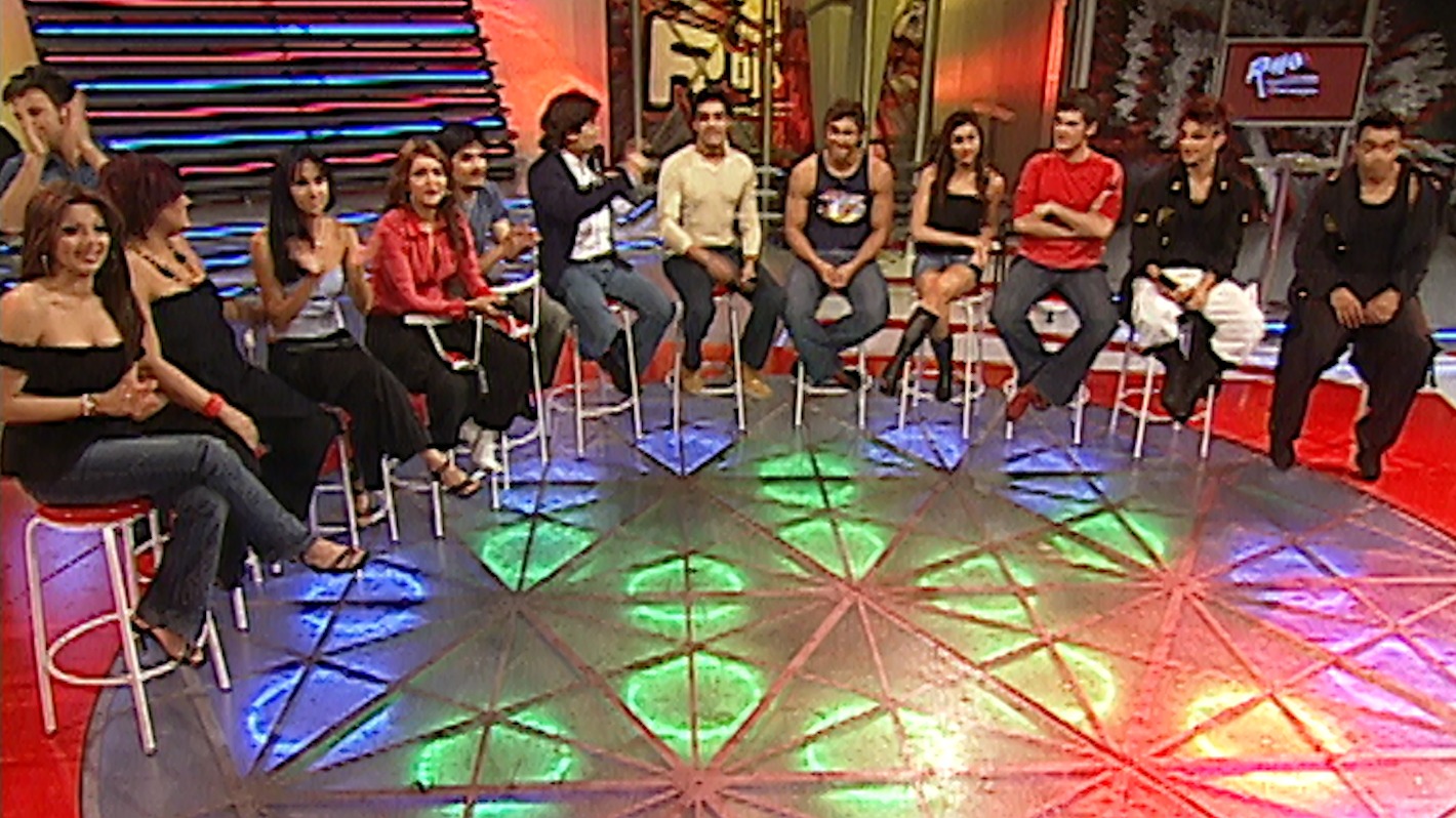 Participantes de la Gran Final de Rojo 2004 reaccionan al backstage
