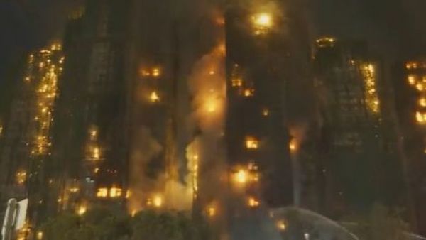 Incendio en Hong Kong: Sube a 13 el número de víctimas fatales y rescate se ve dificultado por las condiciones
