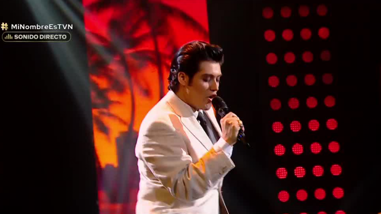 ¡El rey del rock prende el escenario!
