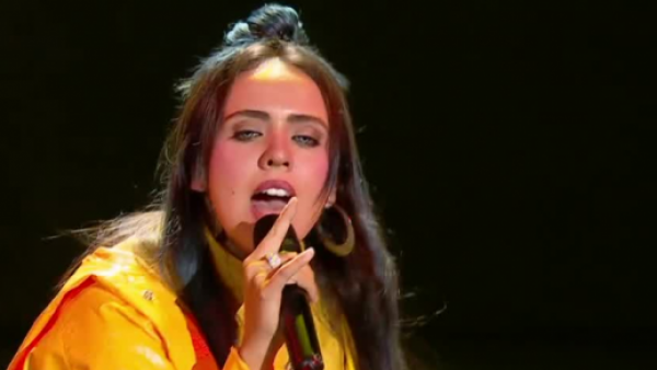 Billie Eilish busca el pase a la final con su estilo único
