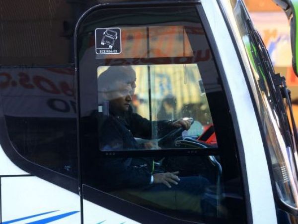 Venían de compras: Bus con 60 argentinos sufre violenta encerrona en la RM